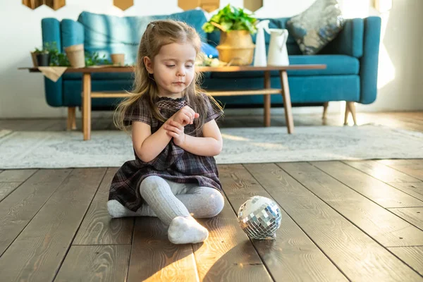 Little cute maluch dziewczyna gra z piłką w nowoczesnym domu w skandynawskim stylu wnętrza — Zdjęcie stockowe