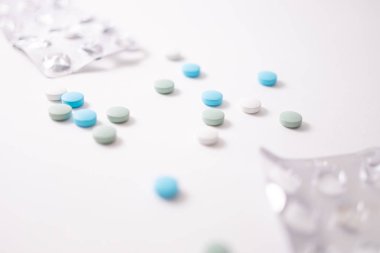 Elle renkli ilaç hapları. Coronavirus tedavisi kavramı