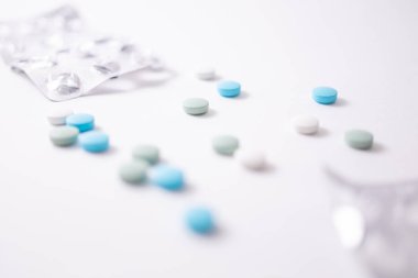 Elle renkli ilaç hapları. Coronavirus tedavisi kavramı