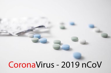 Elle renkli ilaç hapları. Coronavirus tedavisi kavramı