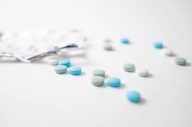 Elle renkli ilaç hapları. Coronavirus tedavisi kavramı