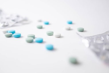 Elle renkli ilaç hapları. Coronavirus tedavisi kavramı