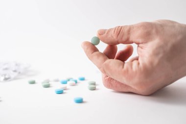 Elle renkli ilaç hapları. Coronavirus tedavisi kavramı