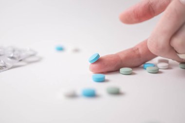 Elle renkli ilaç hapları. Coronavirus tedavisi kavramı