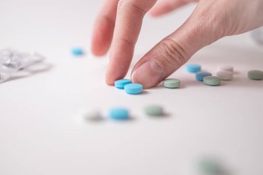 Elle renkli ilaç hapları. Coronavirus tedavisi kavramı