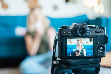 Kamerada video blogu çeken genç bir kadın, blog yazarı meslek anlayışı
