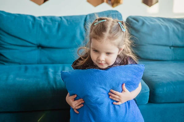 Blauw oog peuter meisje portret — Stockfoto