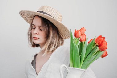 Kırmızı lale desenli şapkalı genç bayan. 