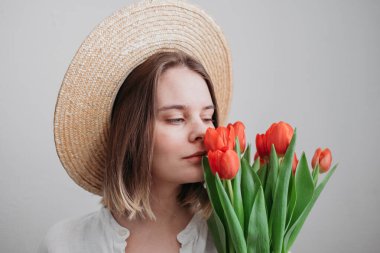 Kırmızı lale desenli şapkalı genç bayan. 