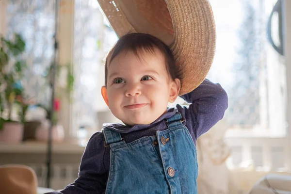 Hasır şapkalı küçük kız gülümsüyor ve gülüyor. Aile yaşam tarzı — Stok fotoğraf