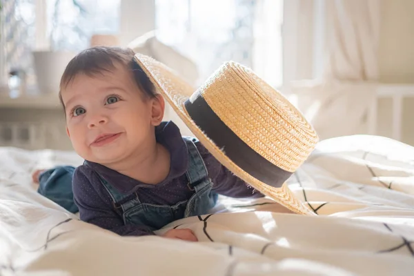 Маленькая девочка в соломенной шляпе улыбается и смеется. Семейный образ жизни — стоковое фото
