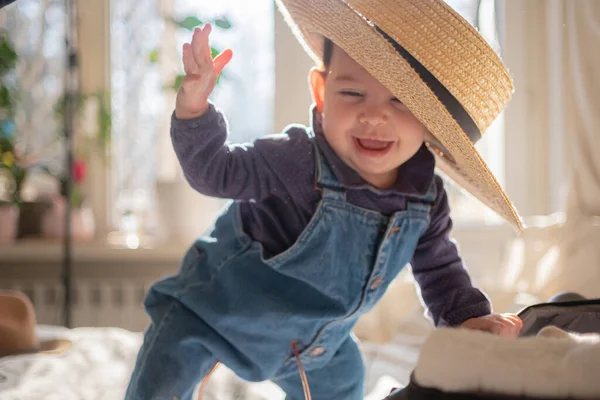 Hasır şapkalı küçük kız gülümsüyor ve gülüyor. Aile yaşam tarzı — Stok fotoğraf