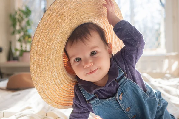 Маленькая девочка в соломенной шляпе улыбается и смеется. Семейный образ жизни — стоковое фото
