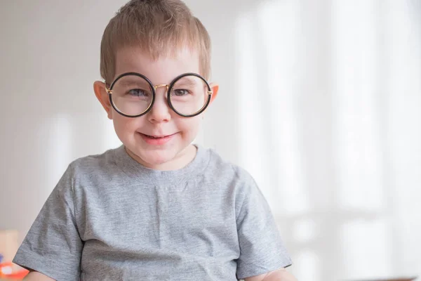 Kleine schattige peuter peuter peuter jongen met bril met boek kijken recht op camera. Terug naar schoolconcept — Stockfoto