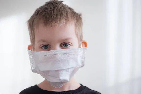 Toddler pojke porträtt i vit medicinsk mask på vit bakgrund. Skyddskoncept för Coronavirus. isolering av karantänen — Stockfoto