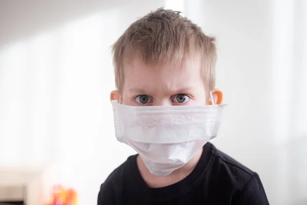 Retrato de niño pequeño con máscara médica sobre fondo blanco. cuarentena de protección contra el coronavirus. Aislamiento doméstico — Foto de Stock