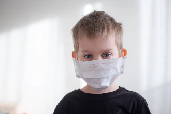 Retrato de menino em máscara médica em fundo branco. quarentena de protecção contra o coronavírus. Isolamento — Fotografia de Stock