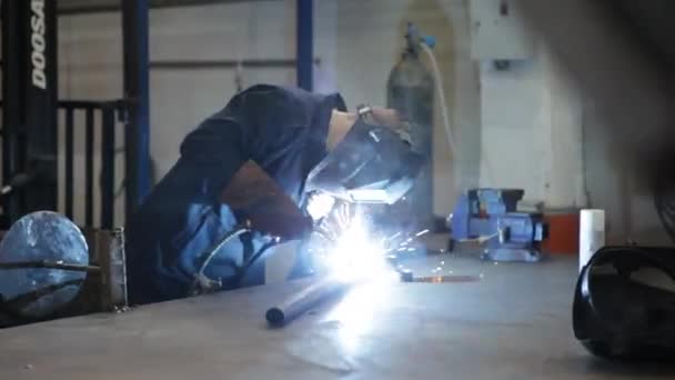 Man is lassen stalen pijp in bescherming masker en handschoenen — Stockvideo