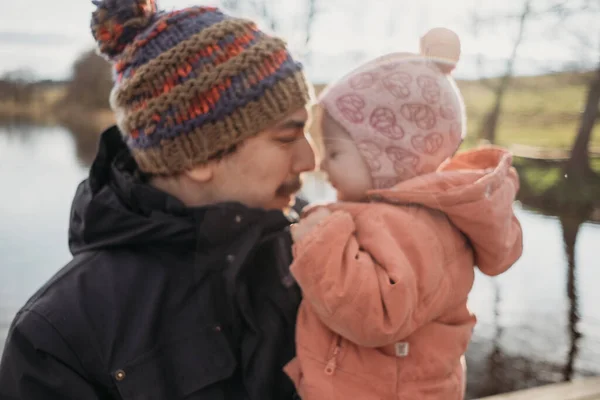 Padre sosteniendo a su hijita, abrazando, jugando, besando. pasar tiempo con la familia al aire libre. Estilo de vida —  Fotos de Stock