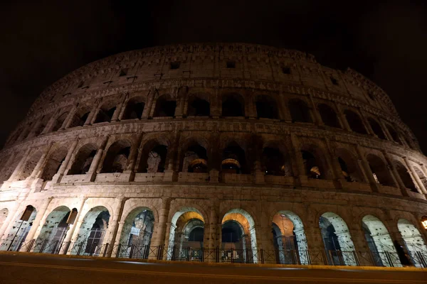 Koloseum, przy wyłączonych światłach do Earth Hour — Zdjęcie stockowe