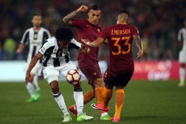 Cuadrado ve Emerson maç sırasında