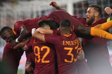 Nainggolan golü ve kutluyor