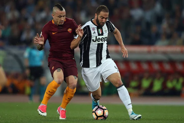 Higuain และ Nainggolan ในการกระทํา — ภาพถ่ายสต็อก