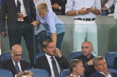 Francesco Totti in Tribuna consolato dal figlio cristian in Seri