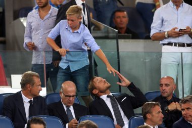 Francesco Totti in Tribuna consolato dal figlio cristian in Seri