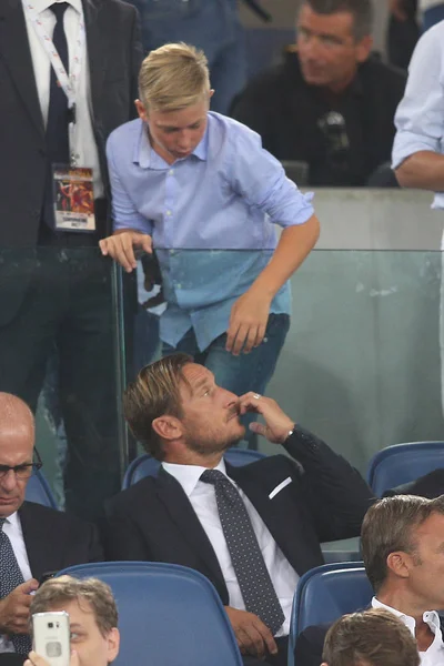 Francesco Totti in Tribuna consolato dal figlio cristian in Seri