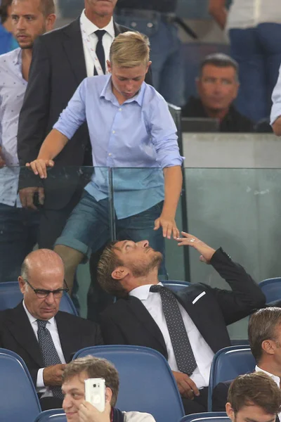 Francesco Totti in Tribuna consolato dal figlio cristian in Seri