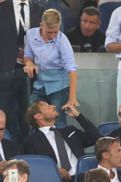 Francesco Totti in Tribuna consolato dal figlio cristian in Seri