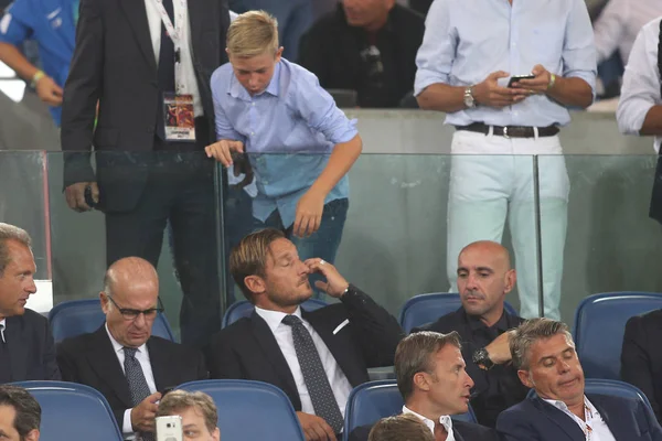 Francesco Totti in Tribuna consolato dal figlio cristian in Seri