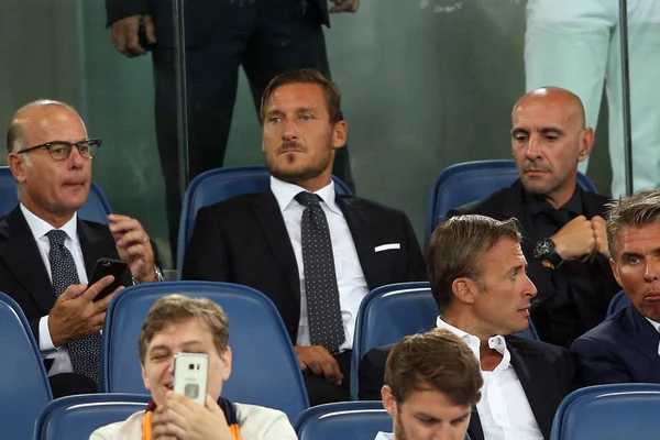 Francesco Totti in Tribuna consolato dal figlio cristian in Seri