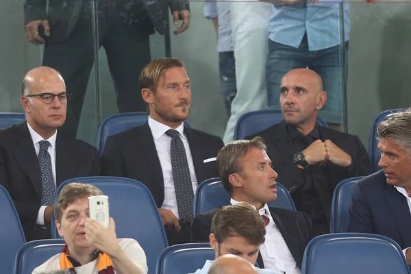 Francesco Totti in Tribuna consolato dal figlio cristian in Seri