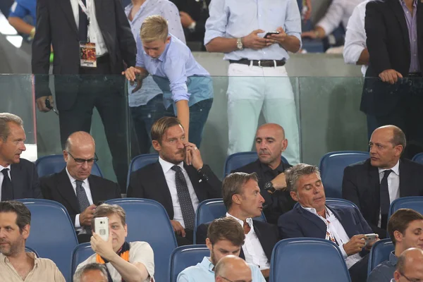 Francesco Totti in Tribuna consolato dal figlio cristian in Seri