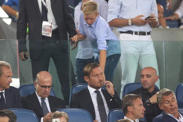 Francesco Totti in Tribuna consolato dal figlio cristian in Seri