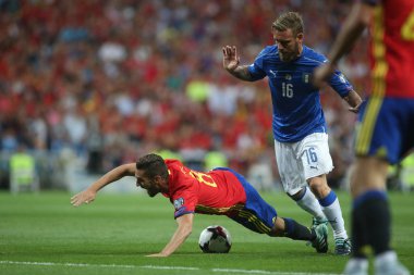 De Rossi ve Jordi Alba maç sırasında eylem