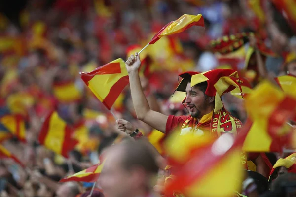 İspanya taraftarları bayrakları ile
