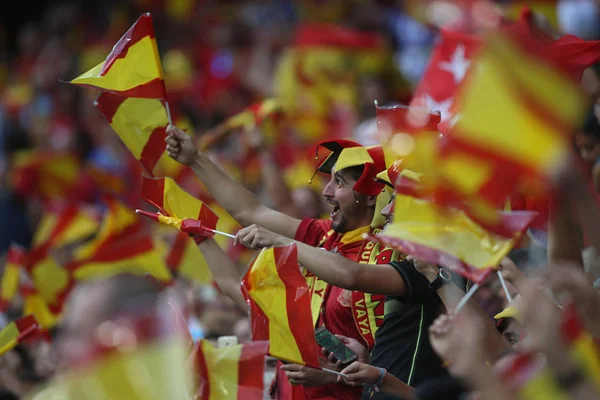 İspanya taraftarları bayrakları ile