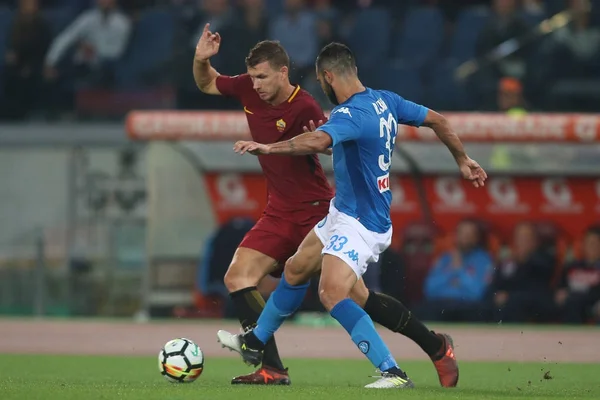 Dzeko e Hysaj em ação durante o jogo de futebol — Fotografia de Stock