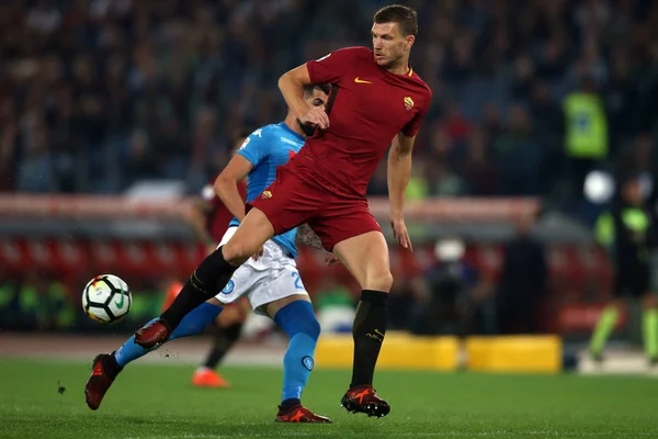 Dzeko i aktion under fotbollsmatch — Stockfoto