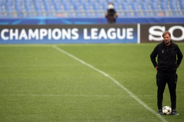 Rome, İtalya - 5 Mayıs 2018: Jürgen Klopp dinlemeye devam edebilirsiniz önce Uefa Şampiyonlar Ligi maç olarak Roma vs Liverpool Roma Olimpiyat Stadyumu.