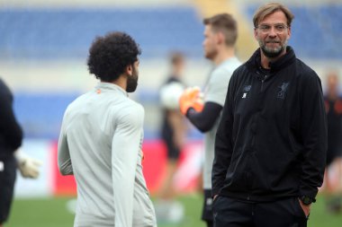 2018 5, Rome, İtalya - Mayıs: Jürgen Klopp ve Salah dinlemeye devam edebilirsiniz önce Uefa Şampiyonlar Ligi maç olarak Roma Rakip Liverpool Roma Olimpiyat Stadyumu.