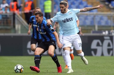 Rome, İtalya - 06 Mayıs 2018: Stadio Olimpico, Roma, İtalya. Serie A. Ss Lazio vs Atalanta. Serie A sırasında eylem futbol maçı Lazio vs Atalanta Roma Stadio Olimpico