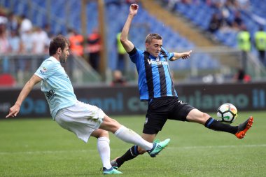 Rome, İtalya - 06 Mayıs 2018: Stadio Olimpico, Roma, İtalya. Serie A. Ss Lazio vs Atalanta. Lazio vs Atalanta Roma Stadio Olimpico Lulic ve Timothy Castagne eylem sırasında Serie A futbol maç