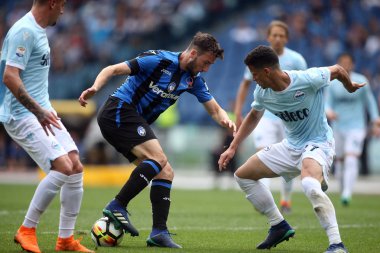 Rome, İtalya - 06 Mayıs 2018: Stadio Olimpico, Roma, İtalya. Serie A. Ss Lazio vs Atalanta. Cristante ve Luis Ramos Serie A futbol sırasında eylem Lazio vs Atalanta Roma Stadio Olimpico maç