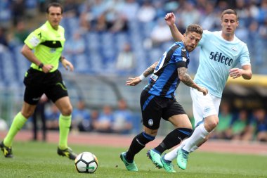 Rome, İtalya - 06 Mayıs 2018: Stadio Olimpico, Roma, İtalya. Serie A. Ss Lazio vs Atalanta. Lazio vs Atalanta Roma Stadio Olimpico Marusic ve Papu Gomez eylem sırasında Serie A futbol maç