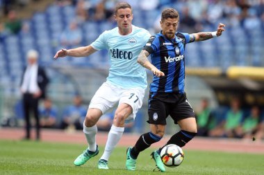 Rome, İtalya - 06 Mayıs 2018: Stadio Olimpico, Roma, İtalya. Serie A. Ss Lazio vs Atalanta. Lazio vs Atalanta Roma Stadio Olimpico Marusic ve Papu Gomez eylem sırasında Serie A futbol maç