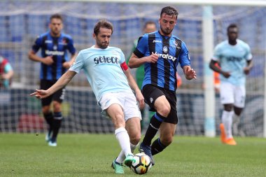 Rome, İtalya - 06 Mayıs 2018: Stadio Olimpico, Roma, İtalya. Serie A. Ss Lazio vs Atalanta. Lazio vs Atalanta Roma Stadio Olimpico Lulic ve Cristante eylem sırasında Serie A futbol maç